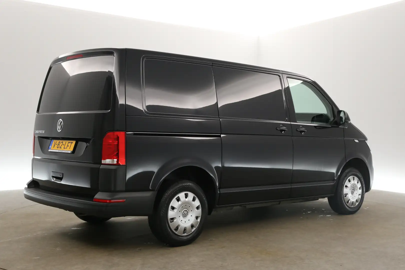Volkswagen T6.1 Transporter 2.0 TDI L1H1 140PK Airco Camera Carplay Cruise 2xS Zwart - 2