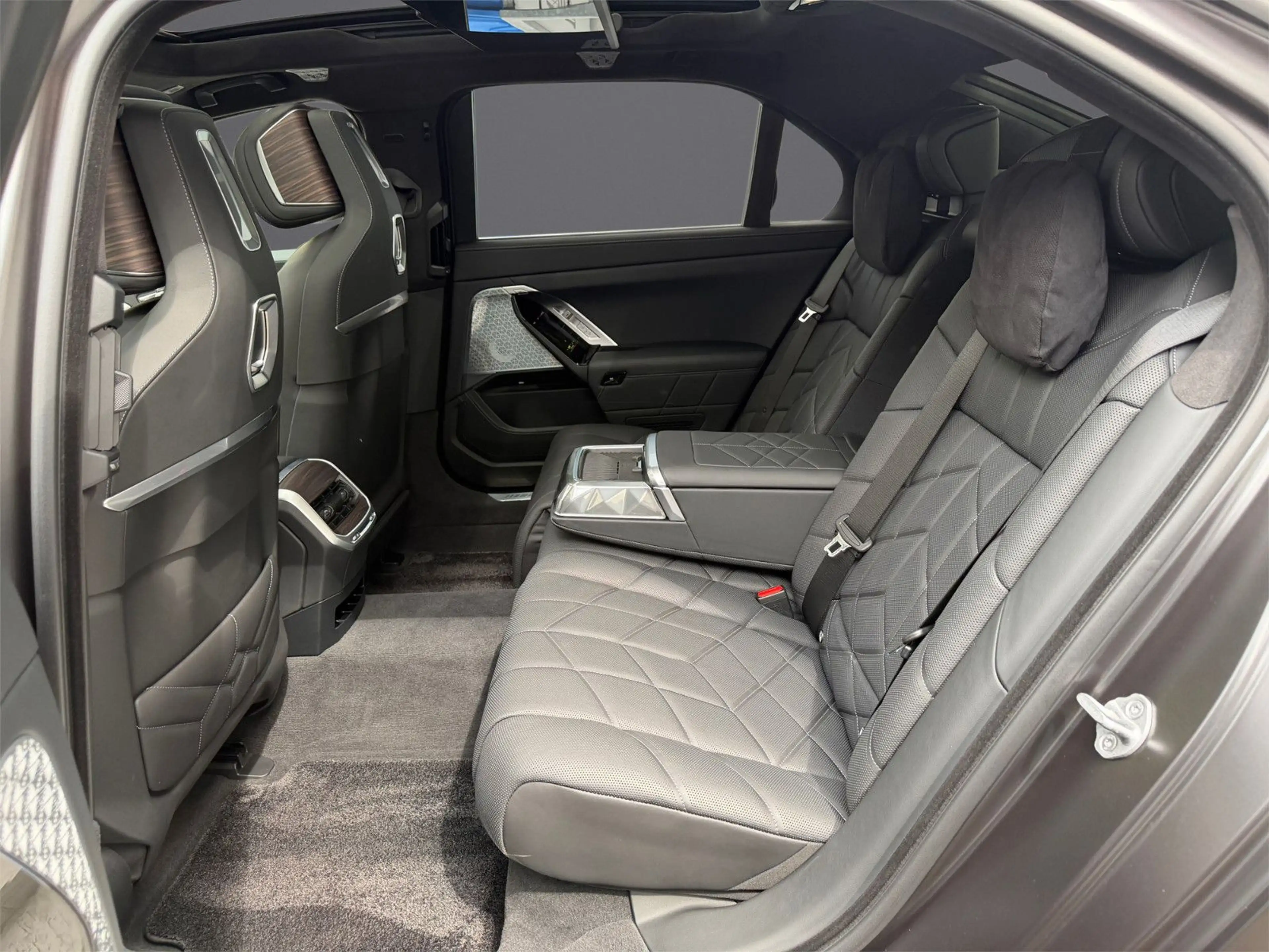 BMW 740 d xDrive M Sport INDIVIDUAL THEATRE SCREEN — photo 14