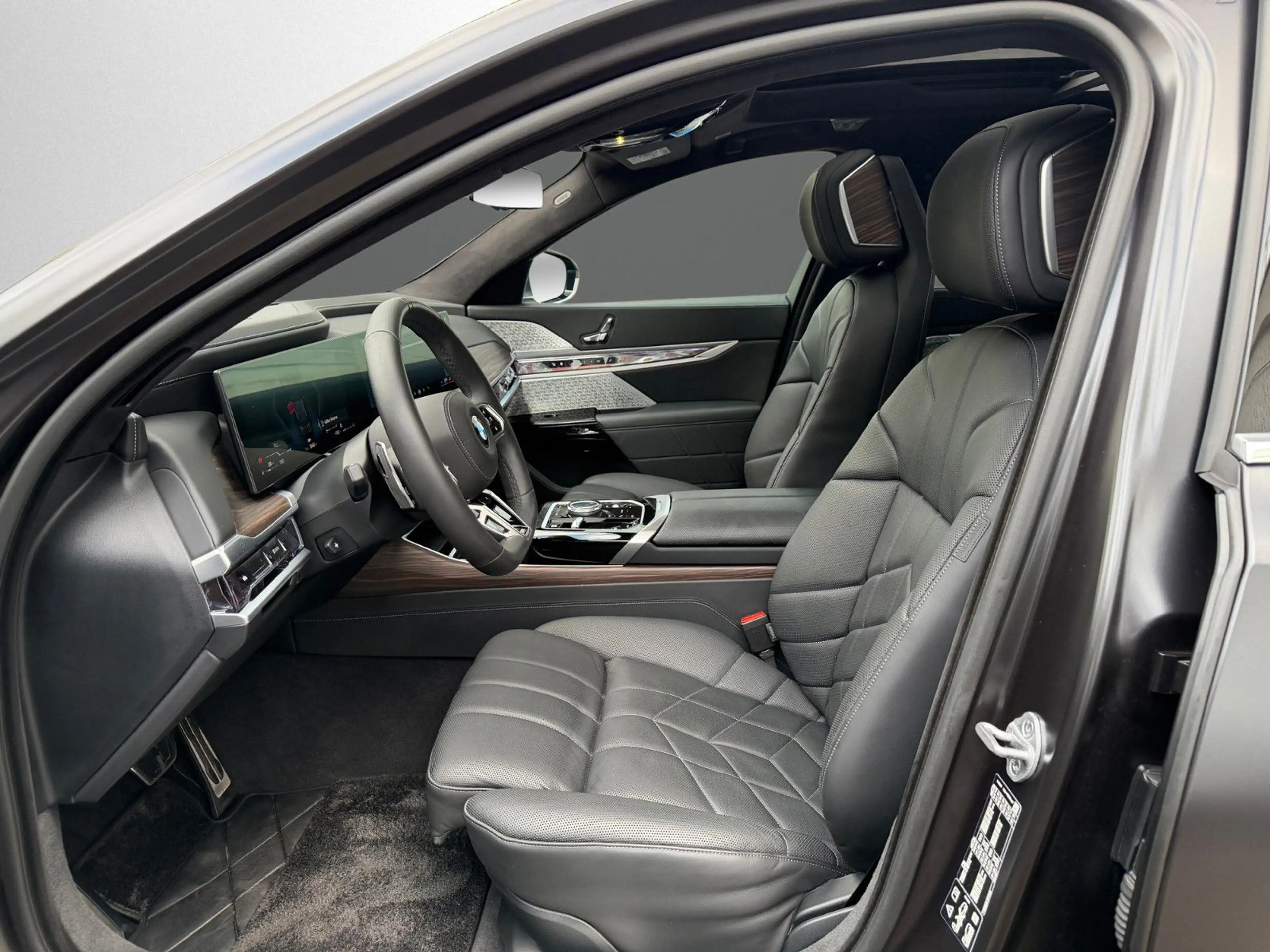 BMW 740 d xDrive M Sport INDIVIDUAL THEATRE SCREEN — photo 10