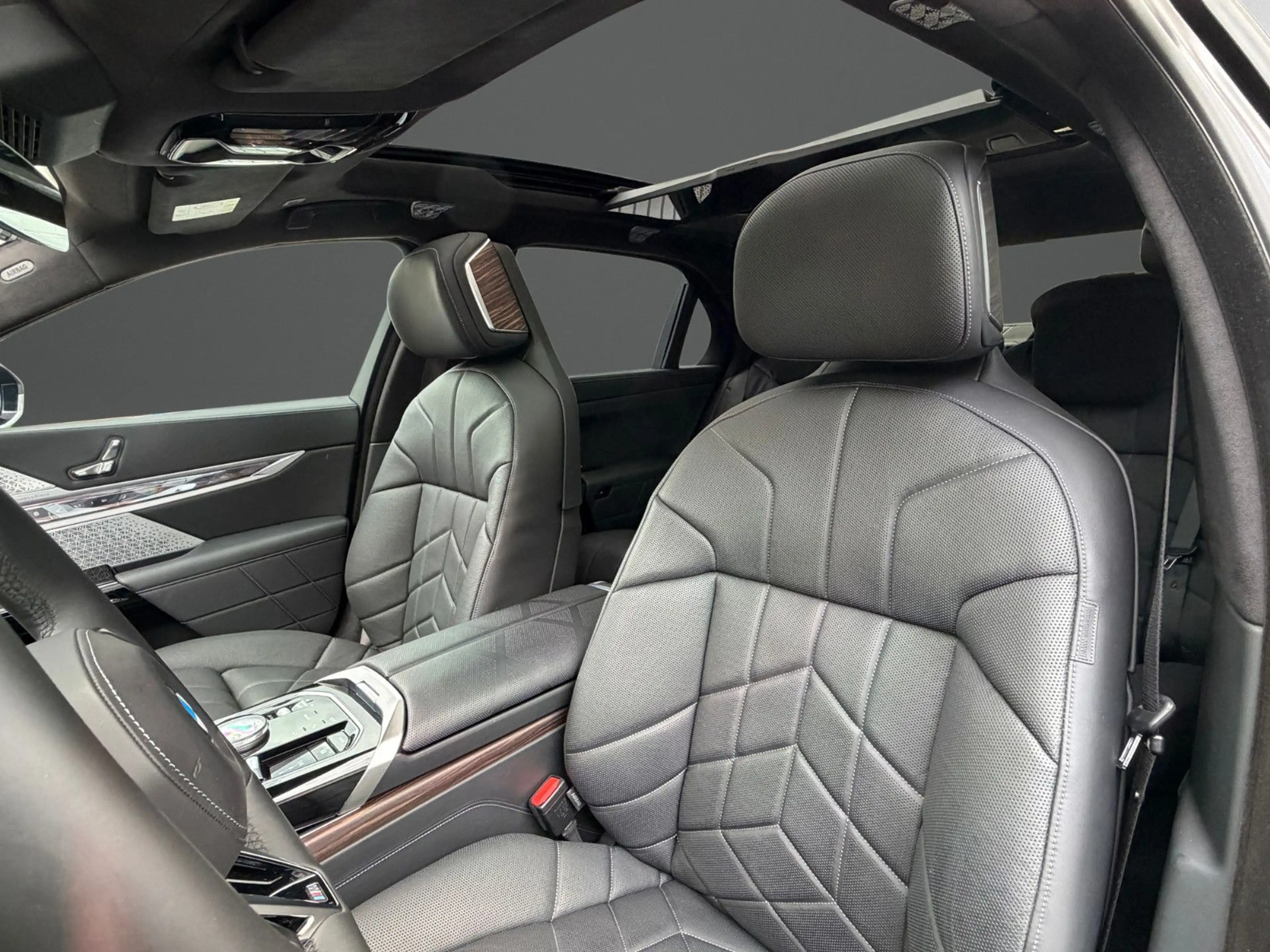 BMW 740 d xDrive M Sport INDIVIDUAL THEATRE SCREEN — photo 13
