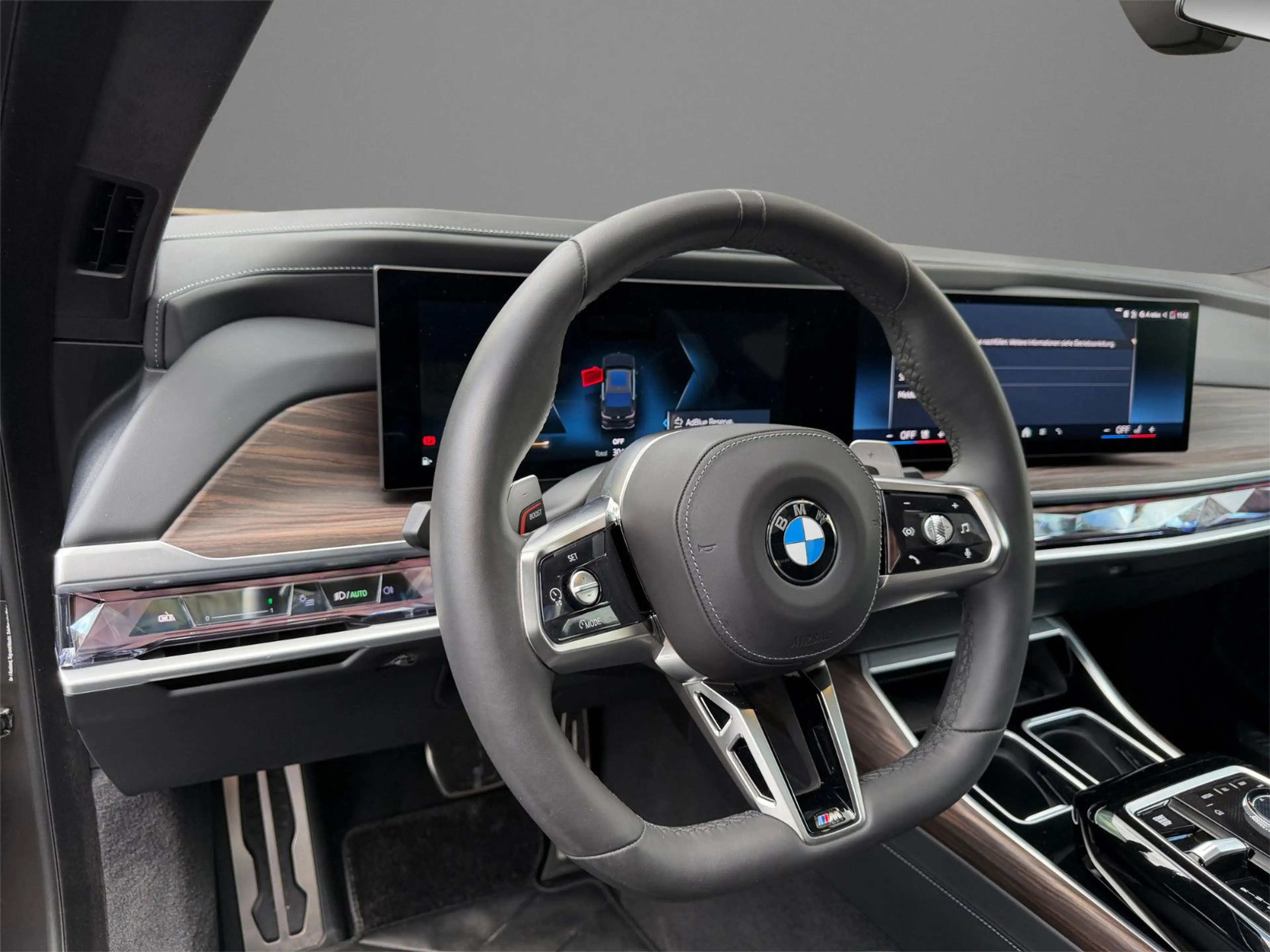BMW 740 d xDrive M Sport INDIVIDUAL THEATRE SCREEN — photo 12