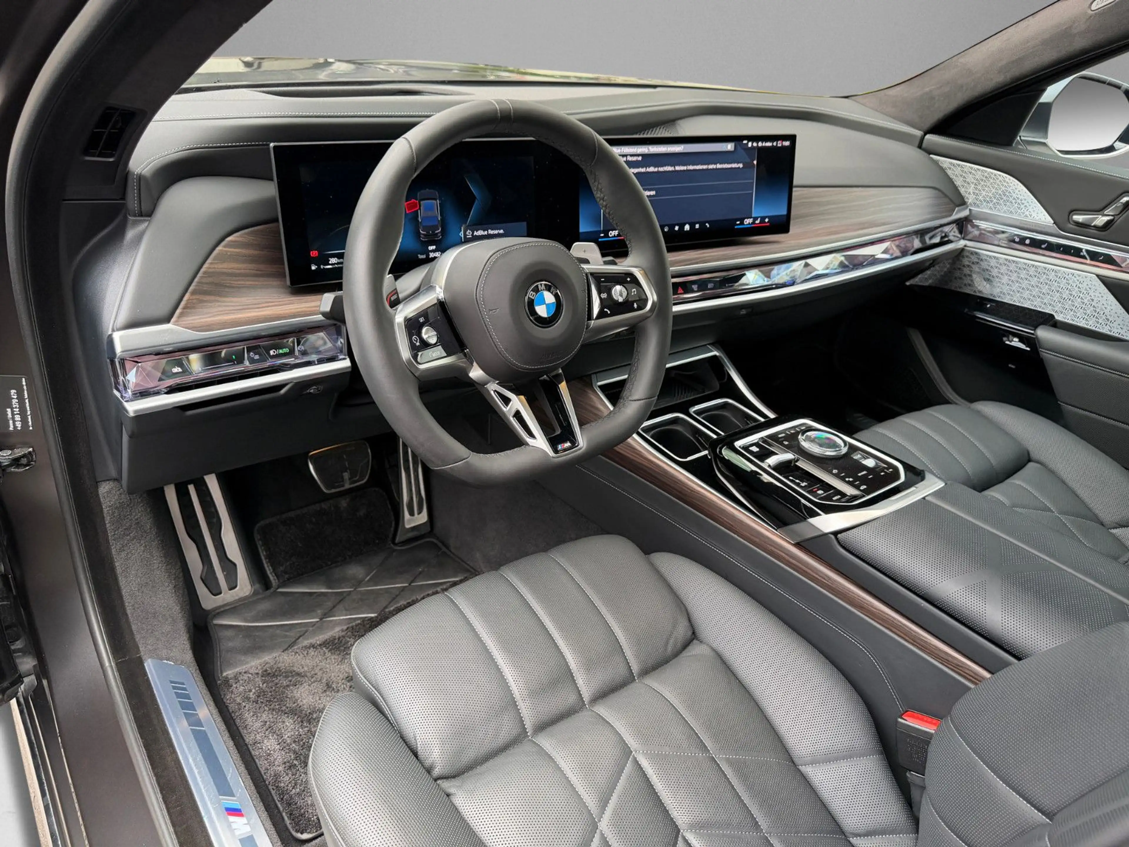 BMW 740 d xDrive M Sport INDIVIDUAL THEATRE SCREEN — photo 11