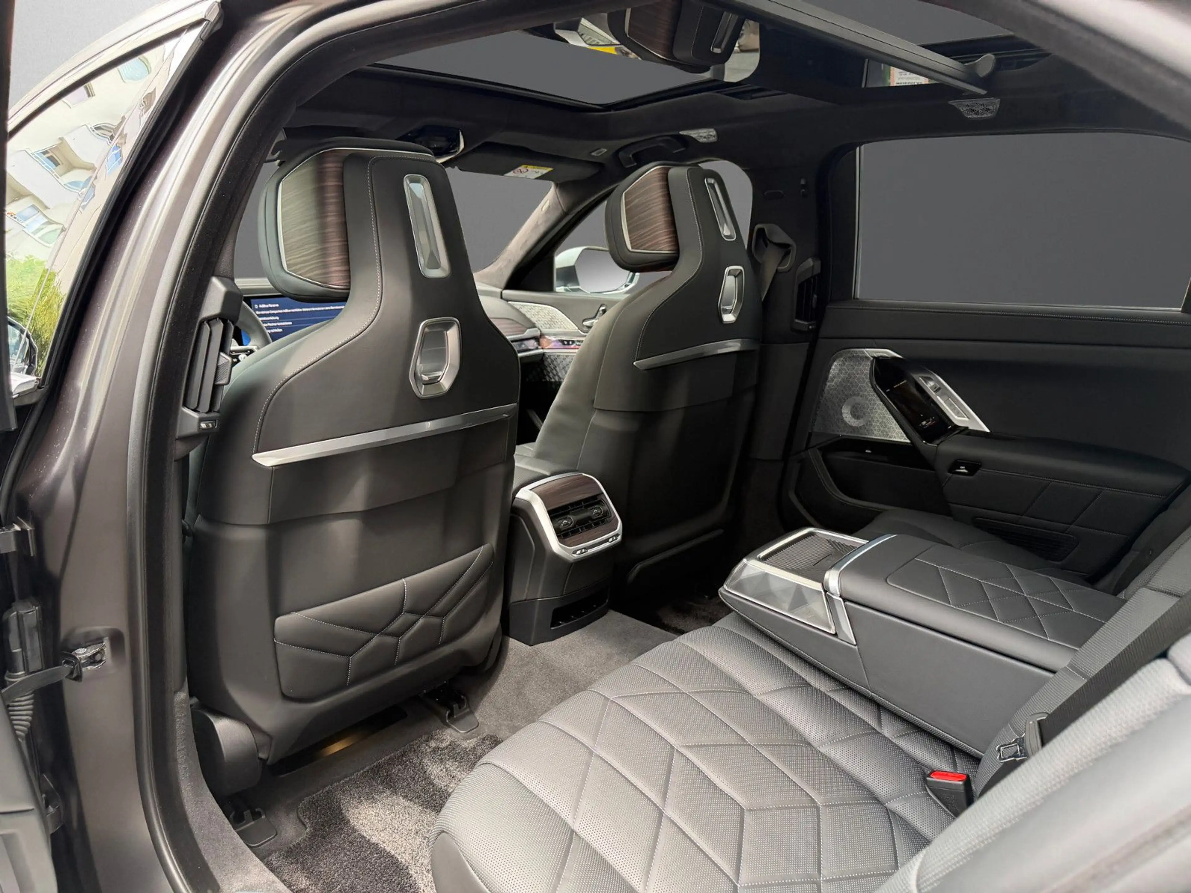 BMW 740 d xDrive M Sport INDIVIDUAL THEATRE SCREEN — photo 15