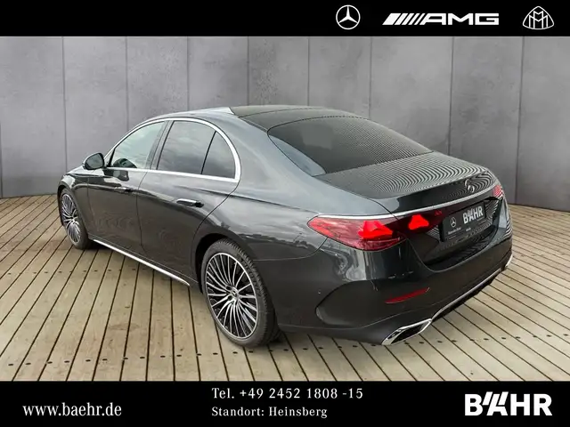 Mercedes-Benz 220 view 3