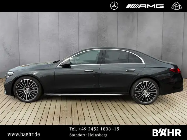 Mercedes-Benz 220 view 2