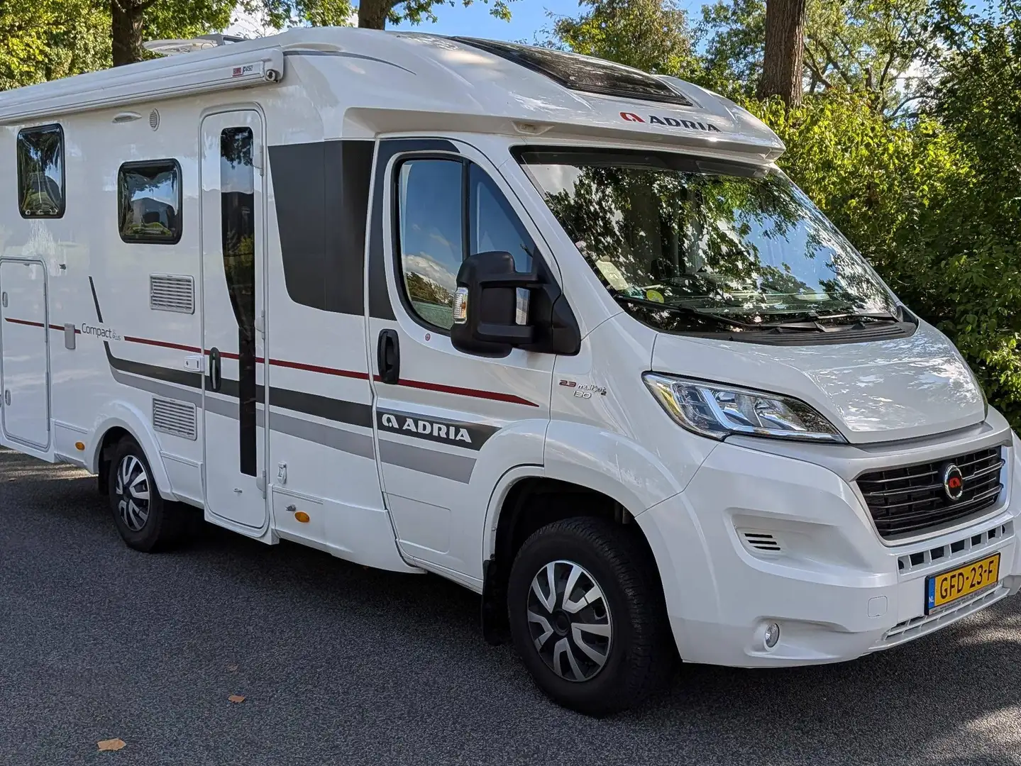 Caravans-Wohnm Adria Adria Compact SL Plus, lengtebedden. Is in nieuwstaat en heeft vele extra’s. Pas 18.920 km (aantoonbaar). Bouwjr 2016 Weiß - 1