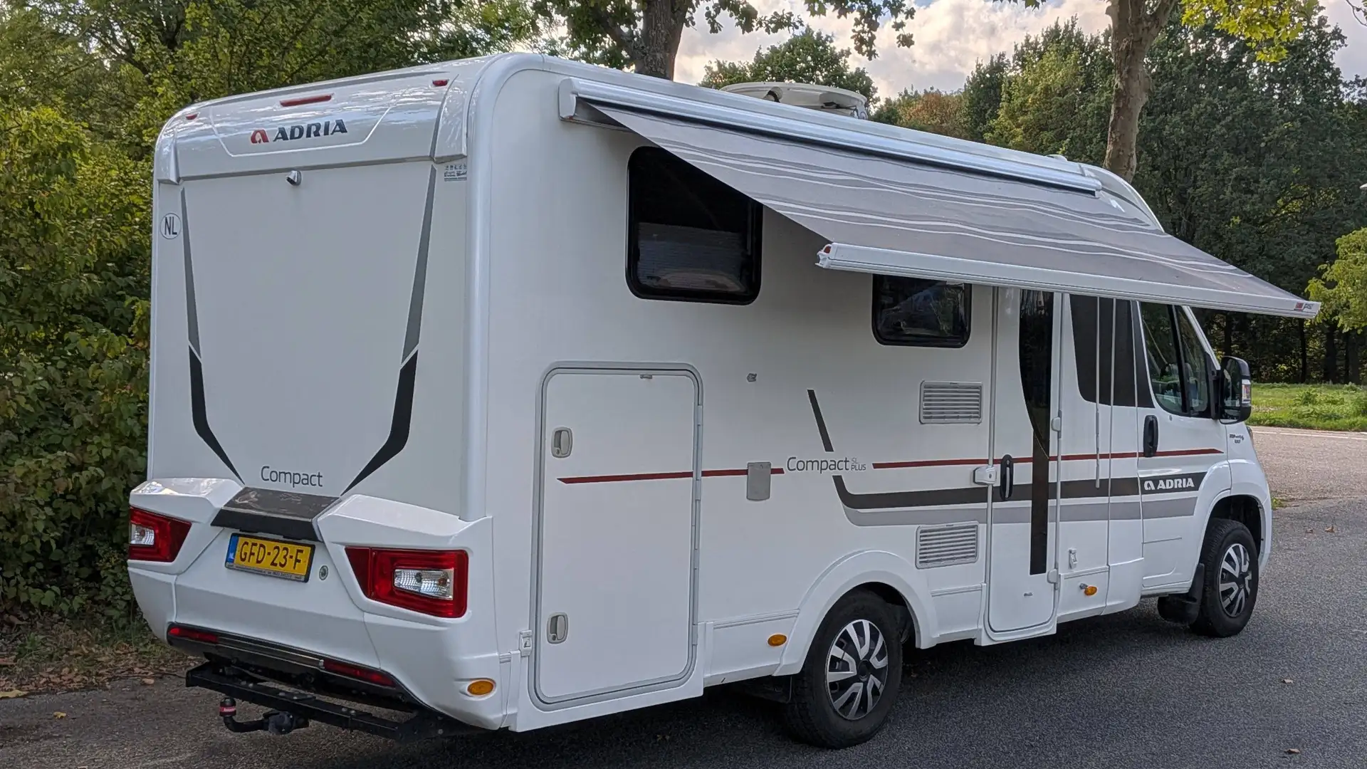 Caravans-Wohnm Adria Adria Compact SL Plus, lengtebedden. Is in nieuwstaat en heeft vele extra’s. Pas 18.920 km (aantoonbaar). Bouwjr 2016 Weiß - 2