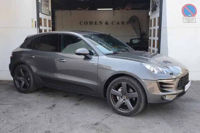 Porsche Macan view 3