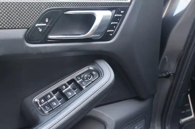 Porsche Macan view 10