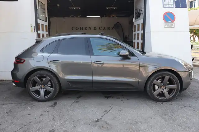 Porsche Macan view 4