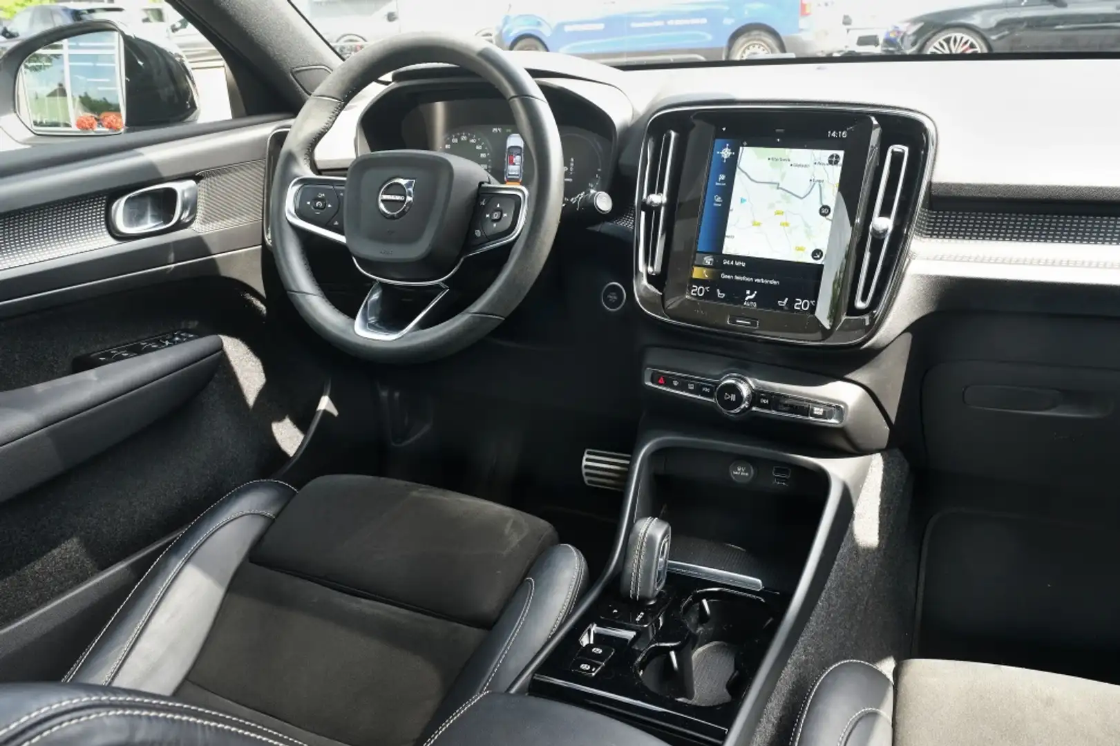 Volvo XC40 1.5 T4 Rech R-Design Panoramadak. Wit - 2