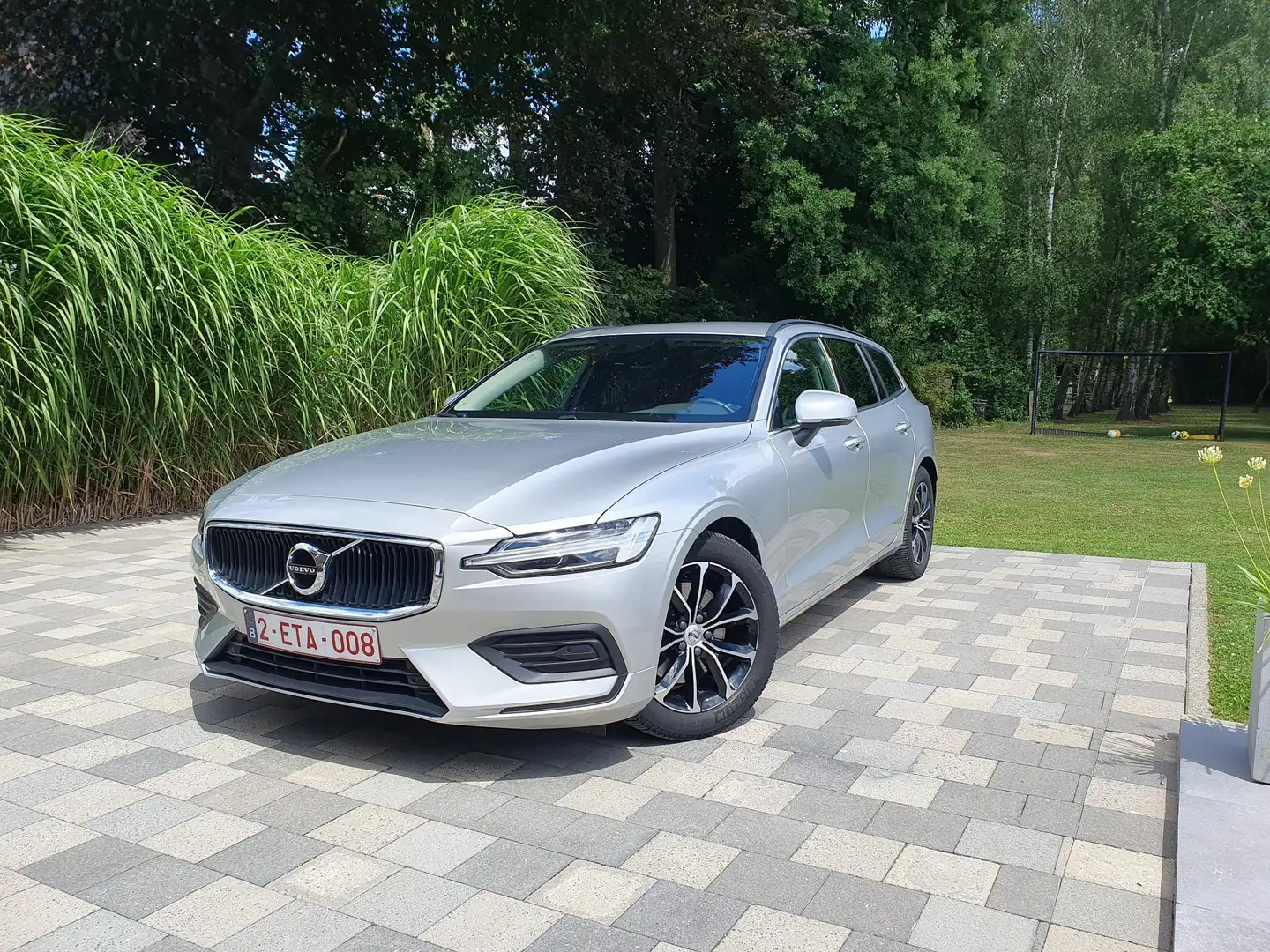Volvo V60 B3 B Geartronic Momentum Pro Mild Hybrid Zilver - 1