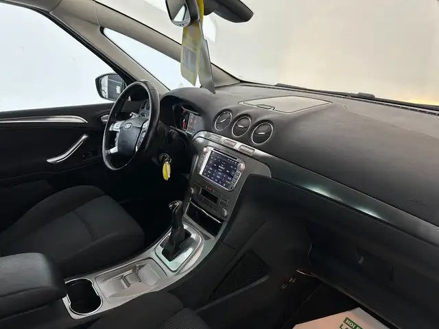 Ford S-Max view 11