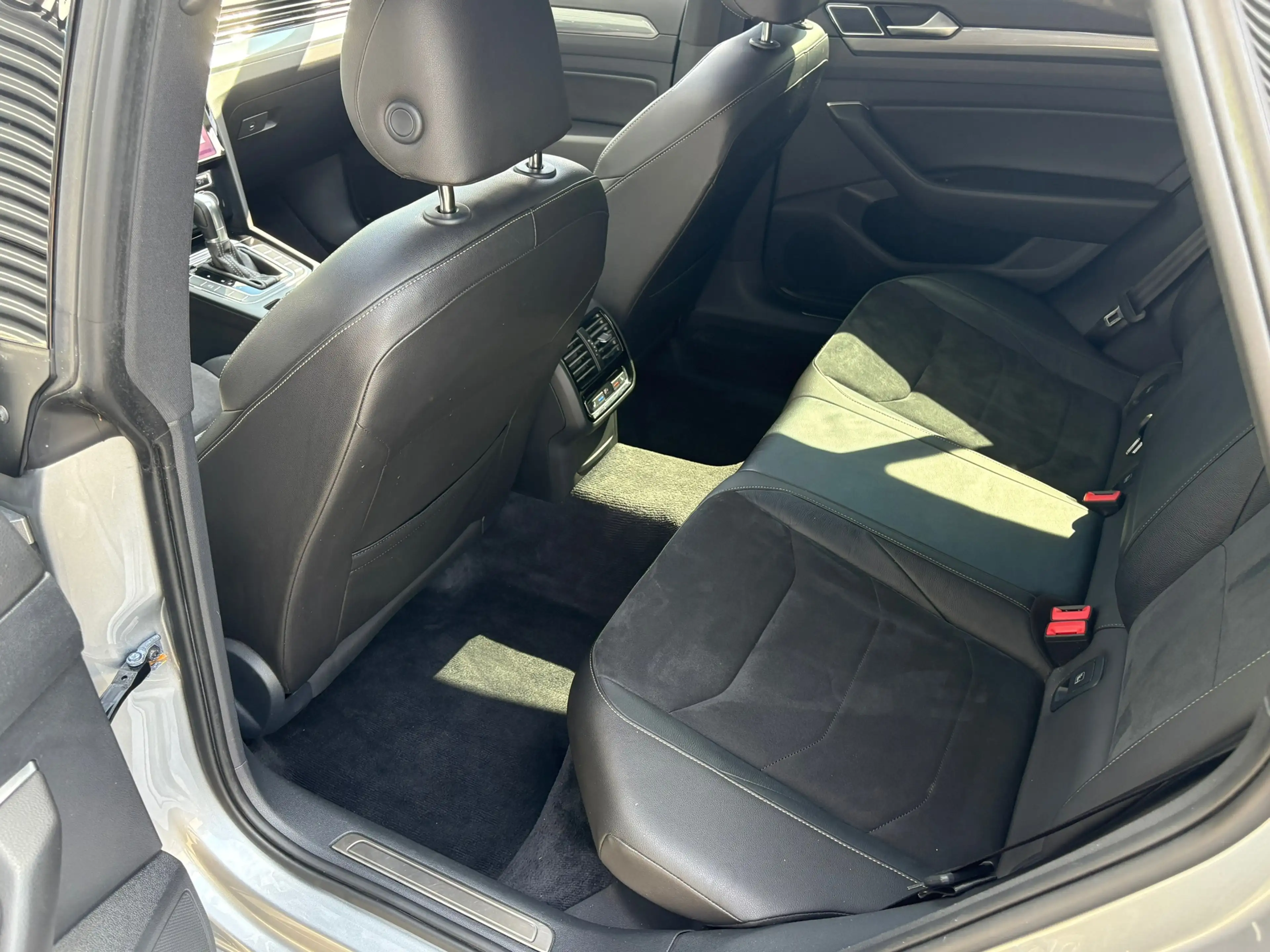 Volkswagen Arteon 2.0 TDI R-LINE CAMERA/ PANORAMA/ PARK ASSIST — photo 9