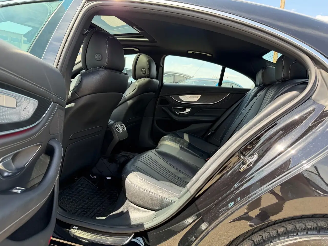 Mercedes-Benz CLS снимка Mercedes-Benz CLS