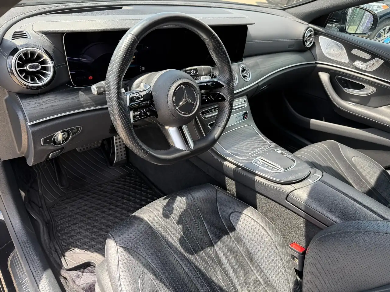 Mercedes-Benz CLS снимка Mercedes-Benz CLS