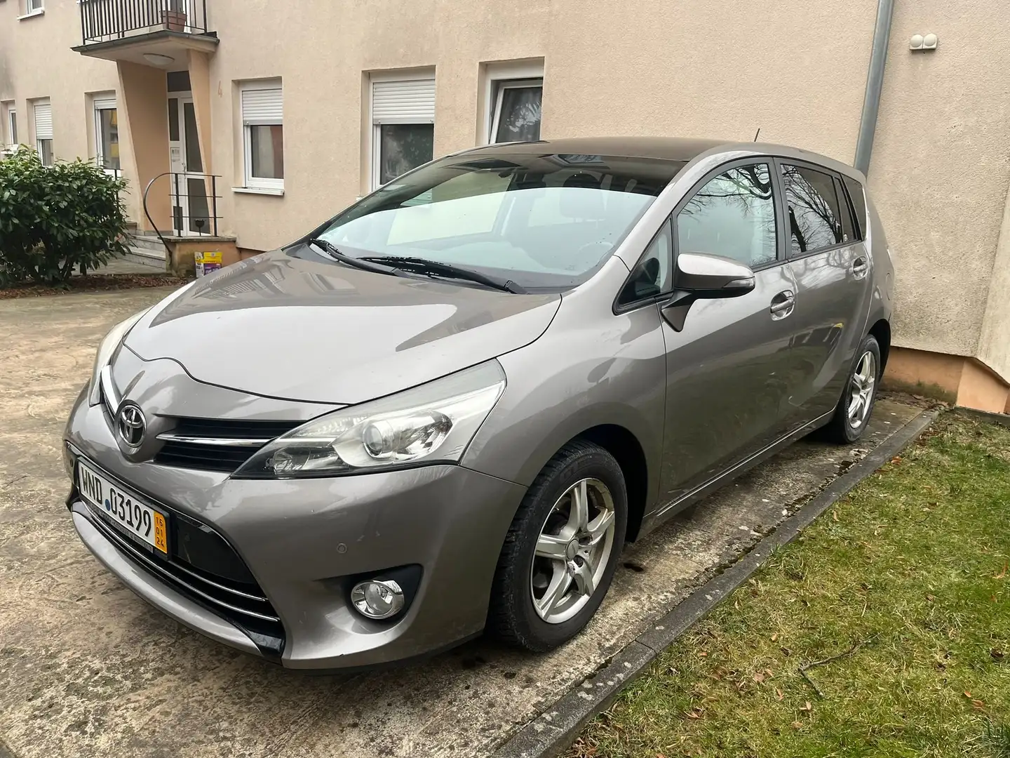 Toyota Verso 1.6 D-4D 5-Sitzer Start/Stop Brons - 1
