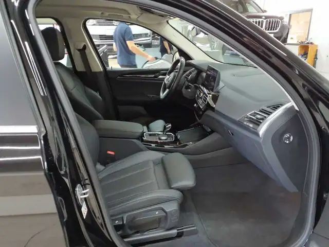 BMW X3 view 8