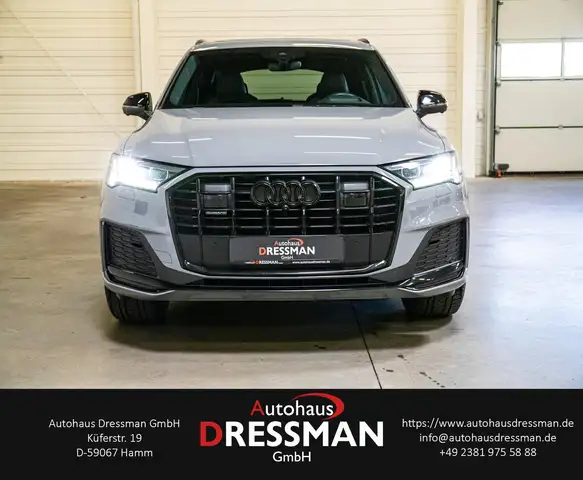 Audi Q7 view 2