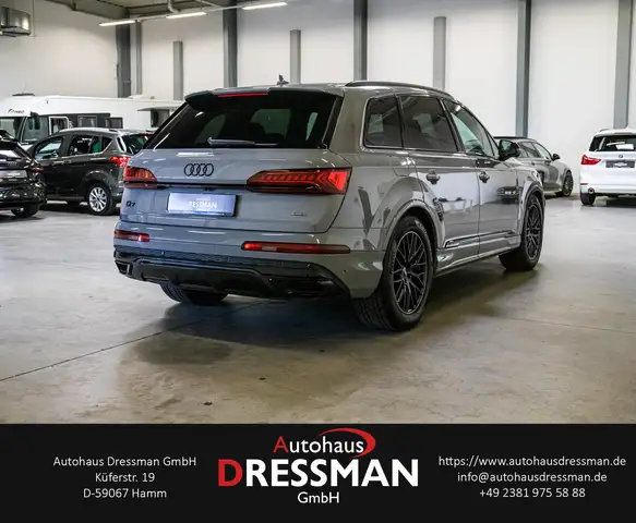 Audi Q7 view 5