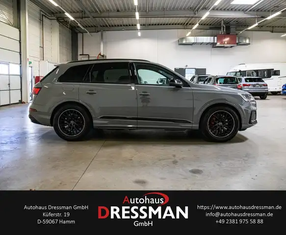 Audi Q7 view 4