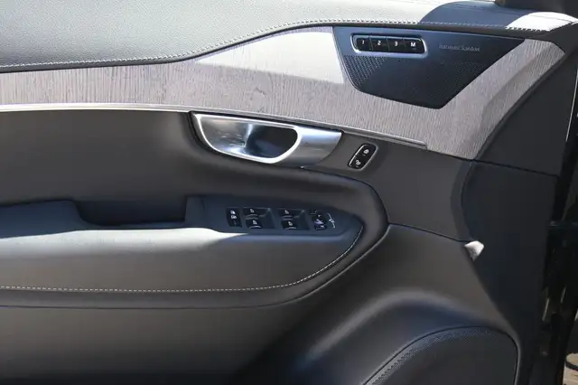 Volvo XC90 view 10