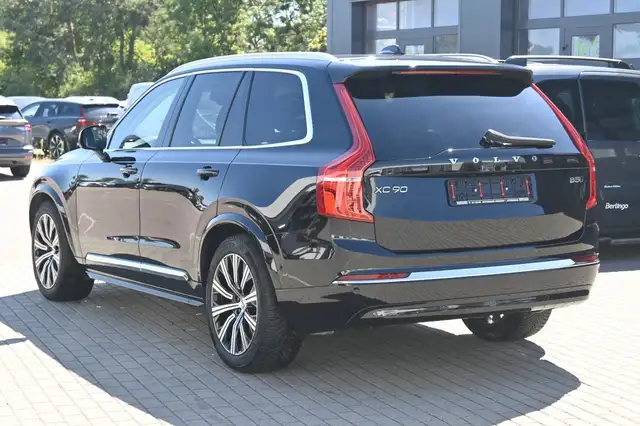 Volvo XC90 view 3