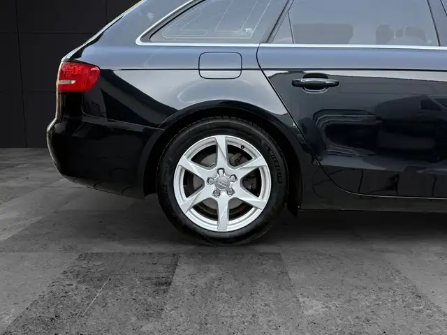 Audi A4 view 11