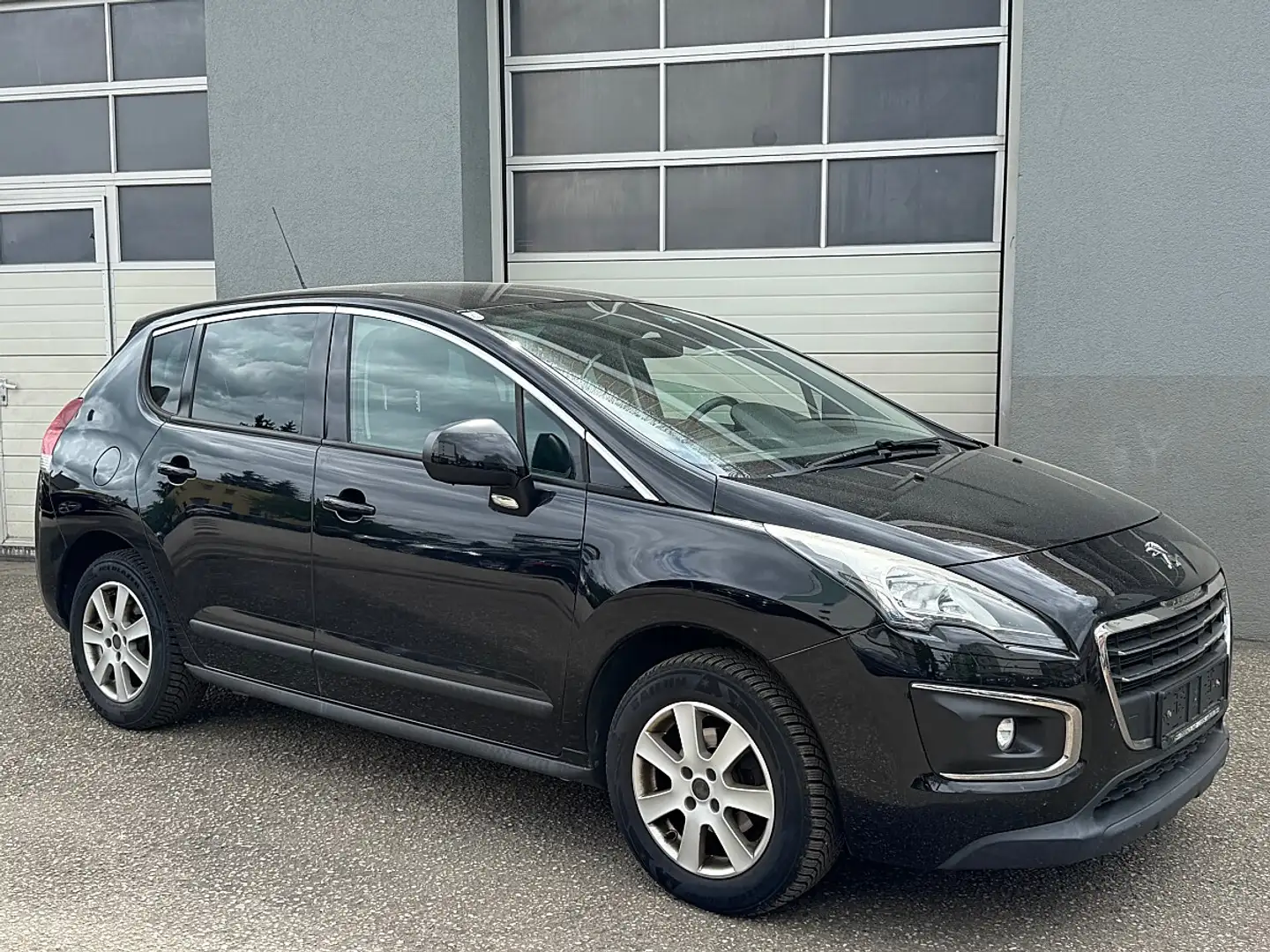 Peugeot 3008 1,6 BlueHDi 120 EAT6 Business Line Aut. Schwarz - 1