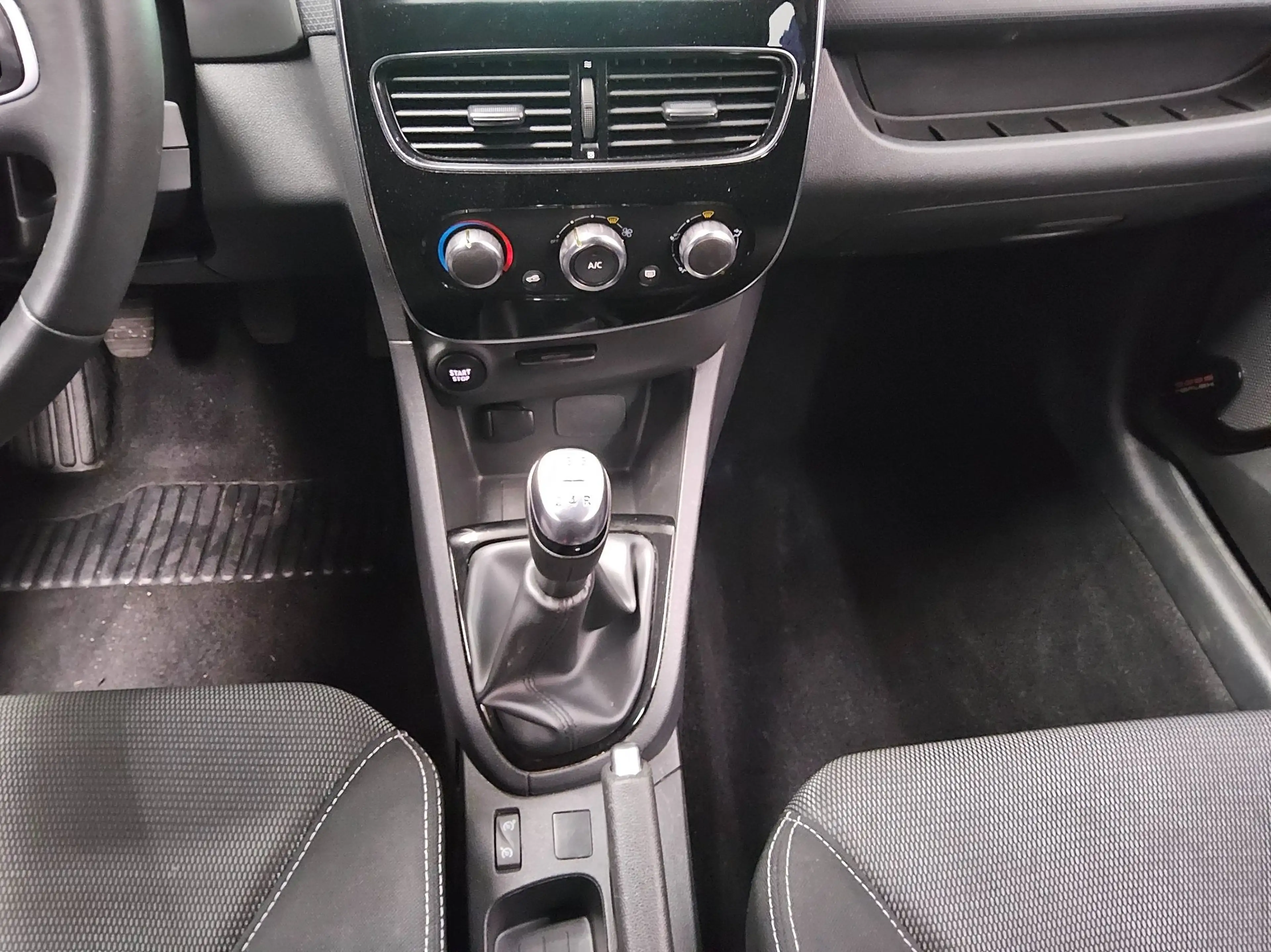 Renault Clio CLIO T-LEDER NAVI KLIMA RADIO TEMPO SHZ Tempomat — photo 6