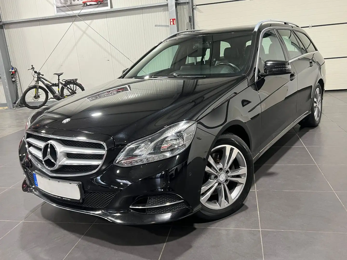 Mercedes-Benz E 250 CGI T Automatik *Navi*AHK*Leder*Tempomat* Schwarz - 1