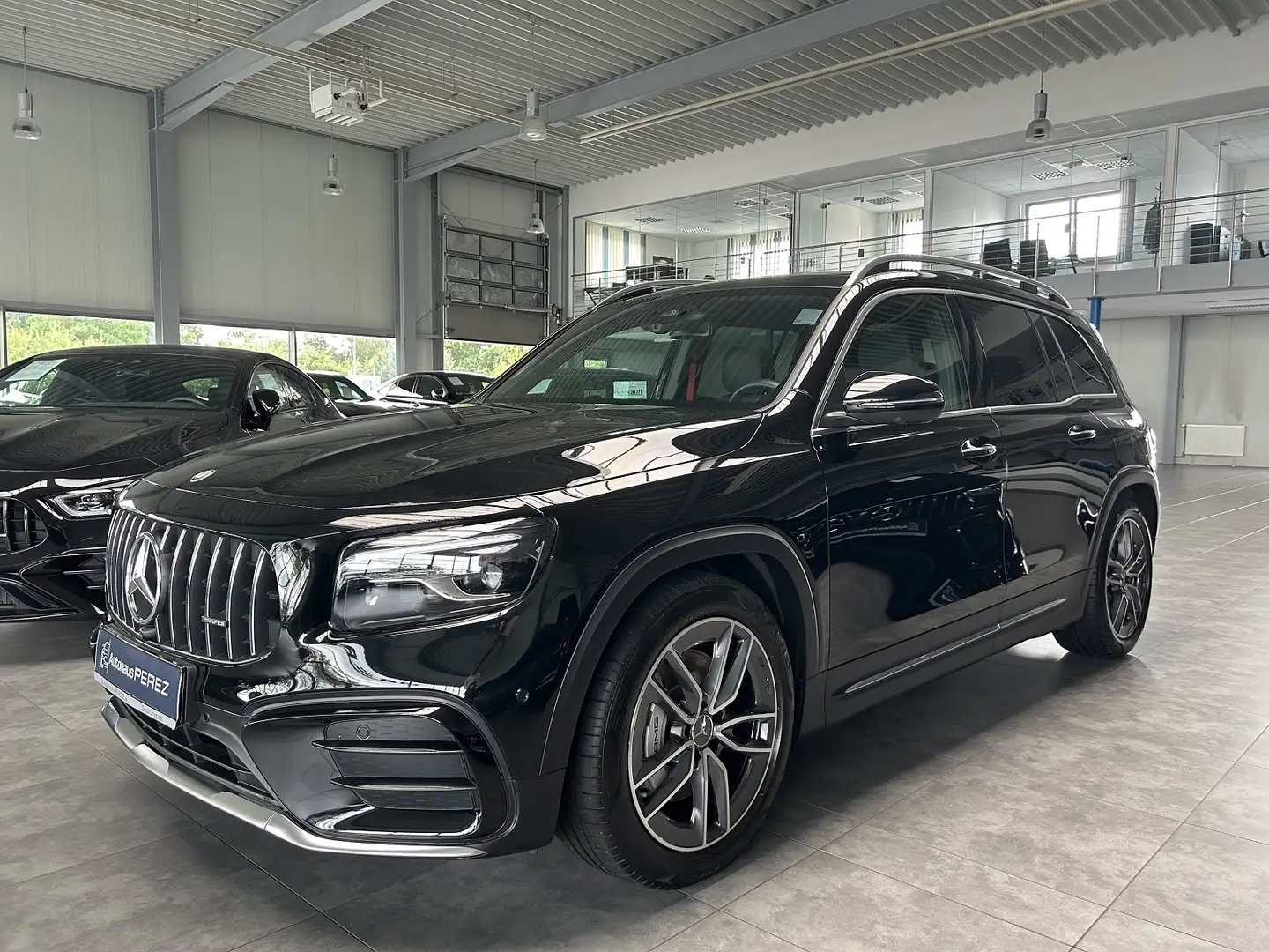 Mercedes-Benz GLB 35 AMG 4M PREMIUM+ DISTRONIC-BURMESTER-PANO Schwarz - 2
