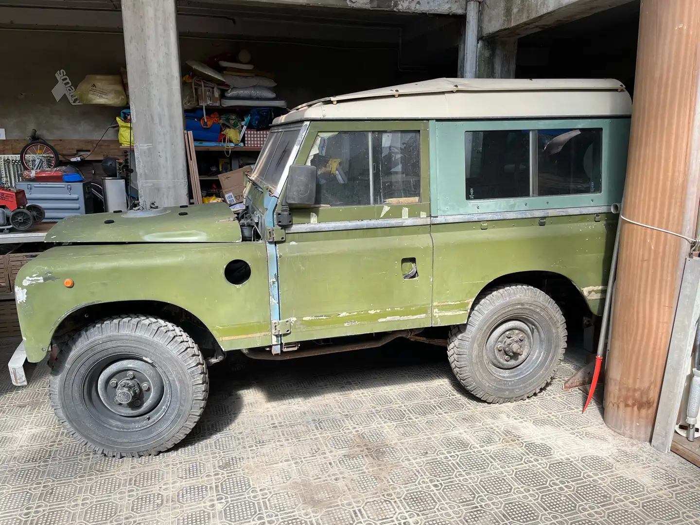 Land Rover Defender - 2