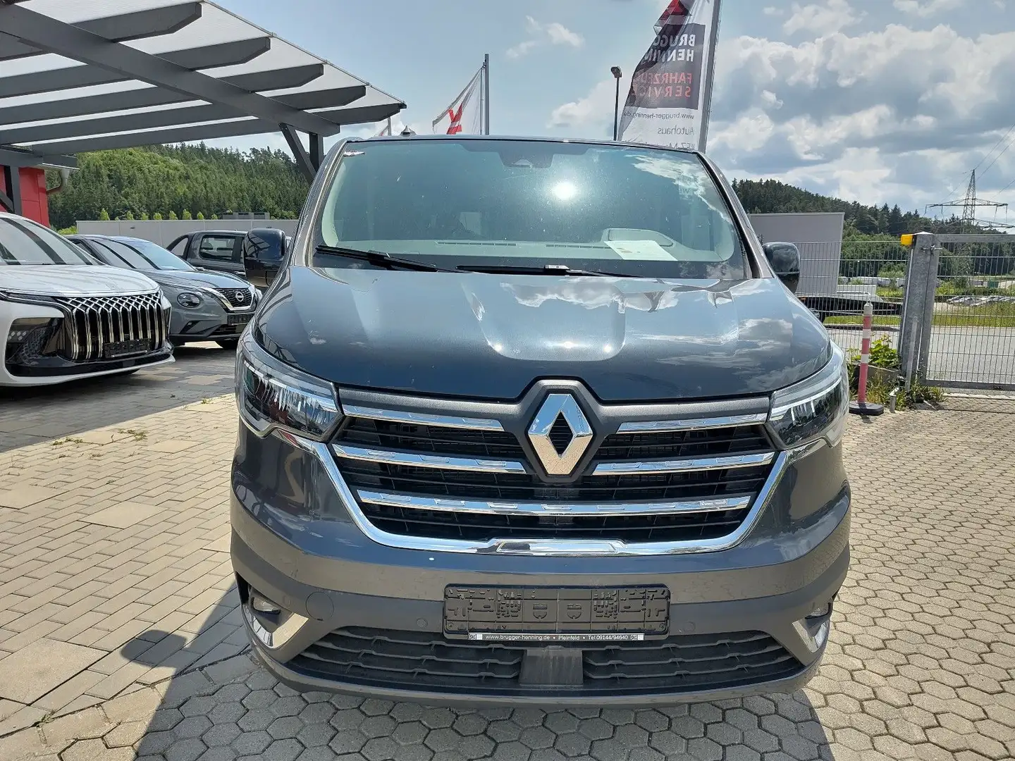 Renault Trafic 2.0 dCi170 EDC Grand SpaceClass L2H1 8-SI Grau - 2