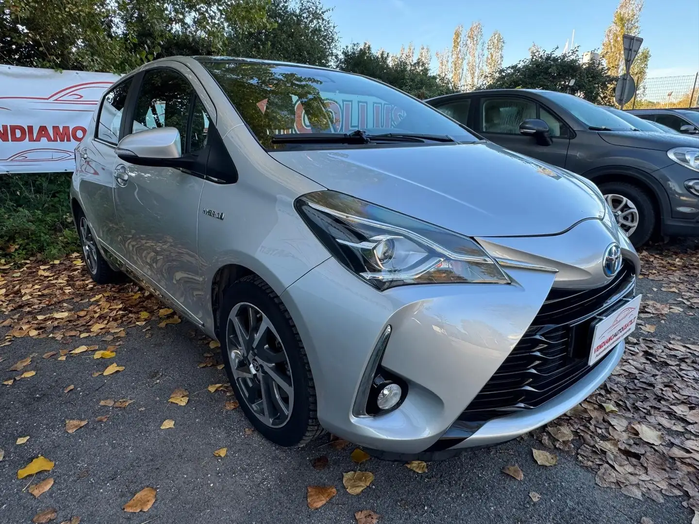 Toyota Yaris Yaris III 2017 5p 1.5h Cool my18 Plateado - 2
