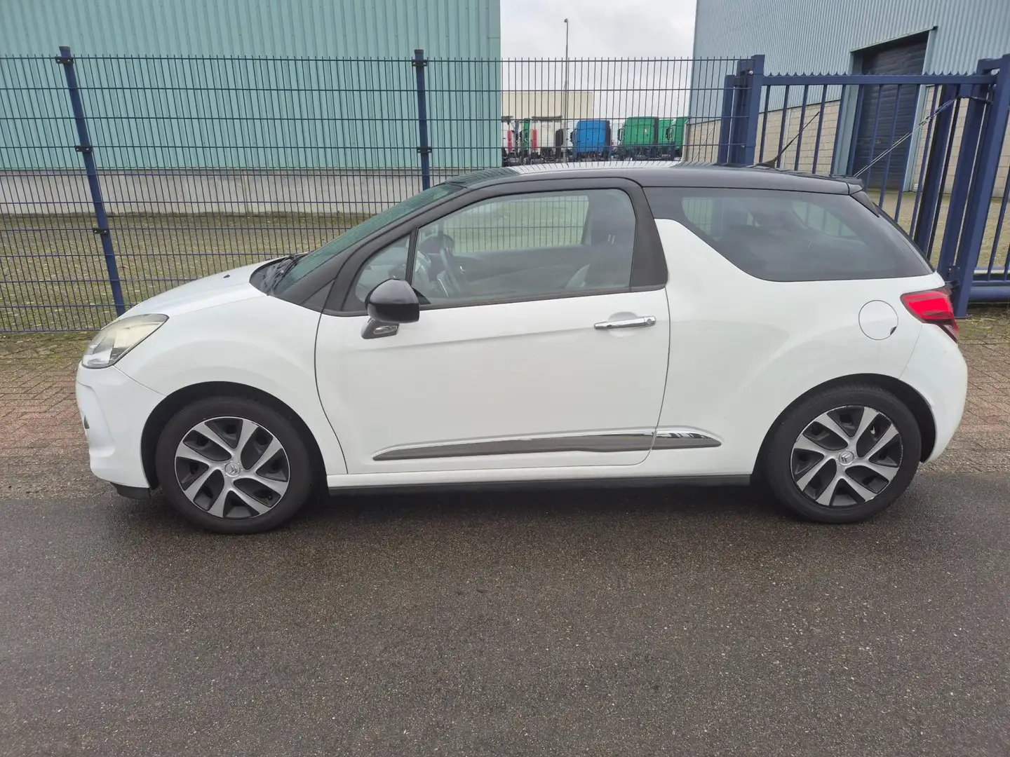Citroen DS3 1.4 e-HDi Chic AUT. *EINDEJAARS AANBIEDING!! Blanco - 2