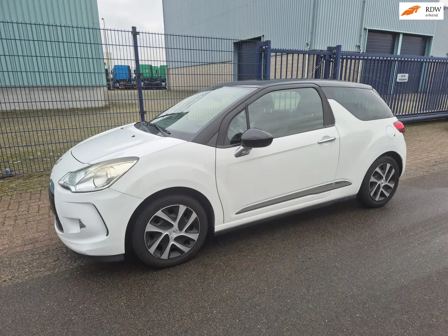 Citroen DS3 1.4 e-HDi Chic AUT. *EINDEJAARS AANBIEDING!! Blanco - 1