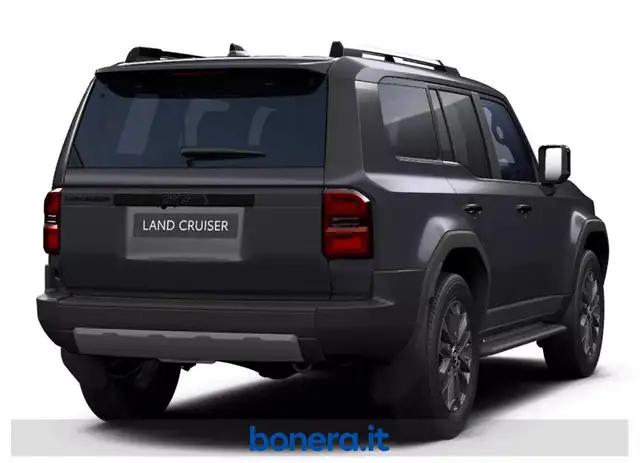 Toyota Land Cruiser view 3