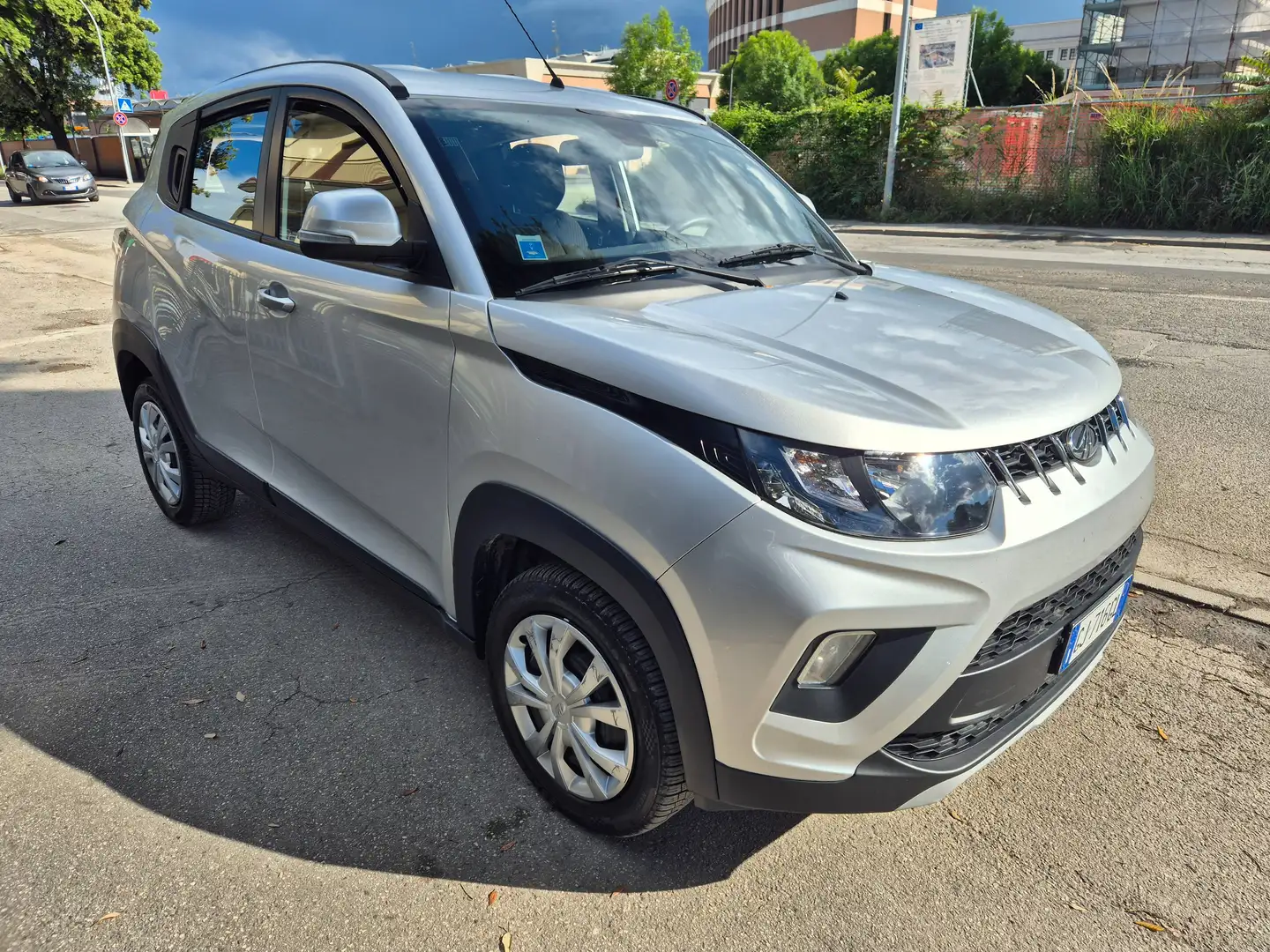 Mahindra KUV100 KUV100 1.2 K6 m-bifuel Silber - 1