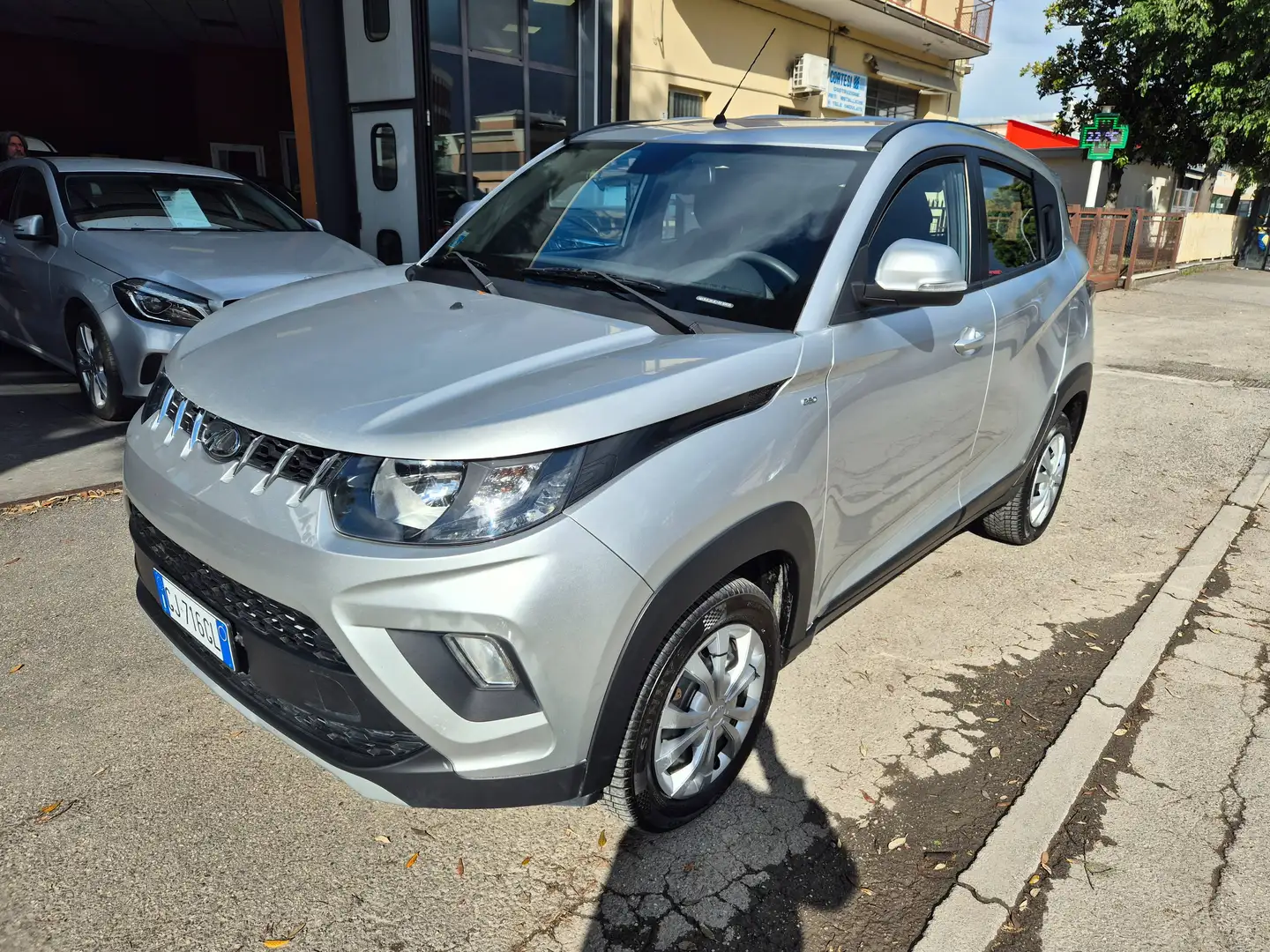 Mahindra KUV100 KUV100 1.2 K6 m-bifuel Silber - 2