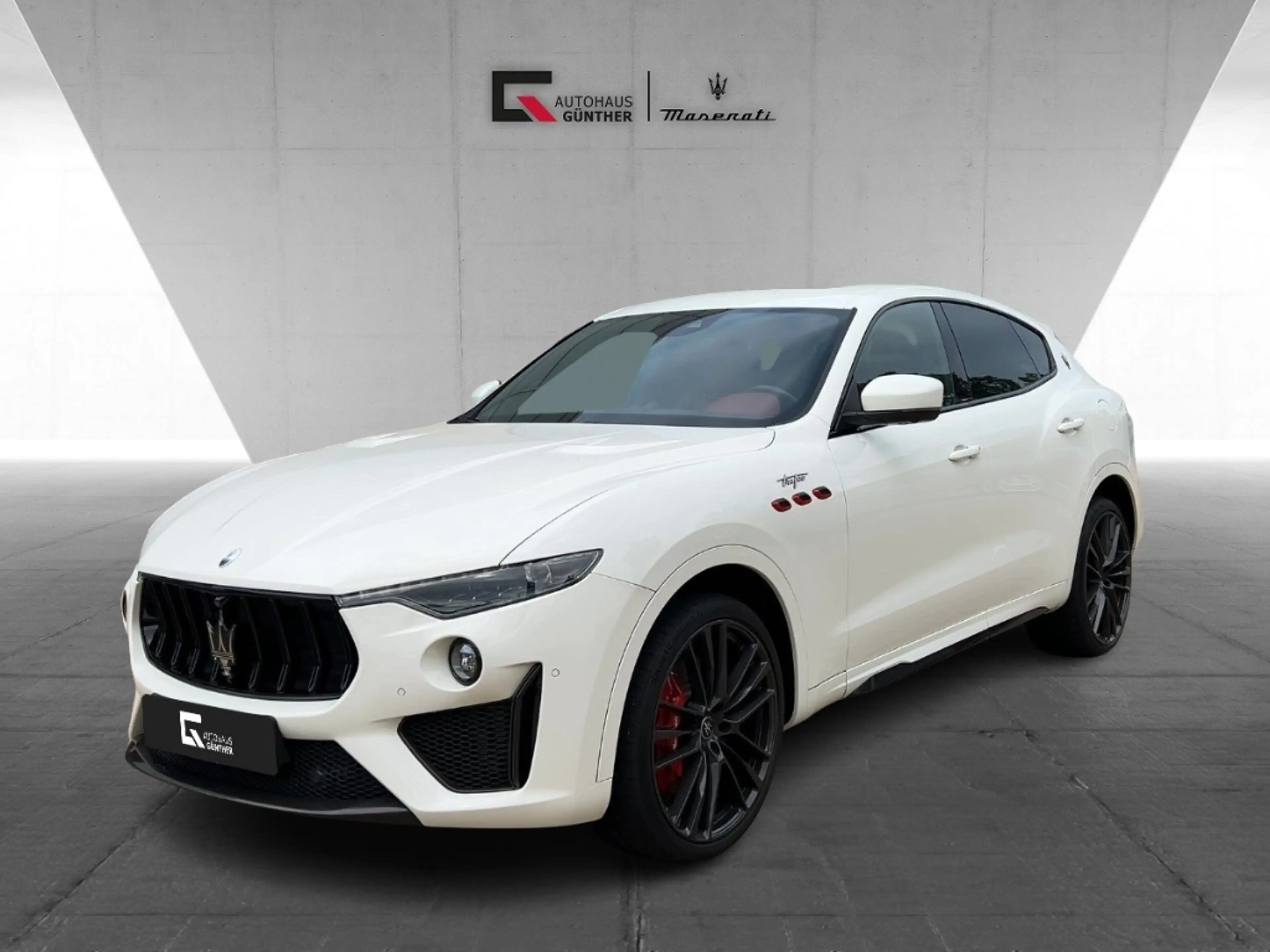 Maserati Levante Trofeo MY23 V8 581 HP Bowers 22'' Pano Carbon