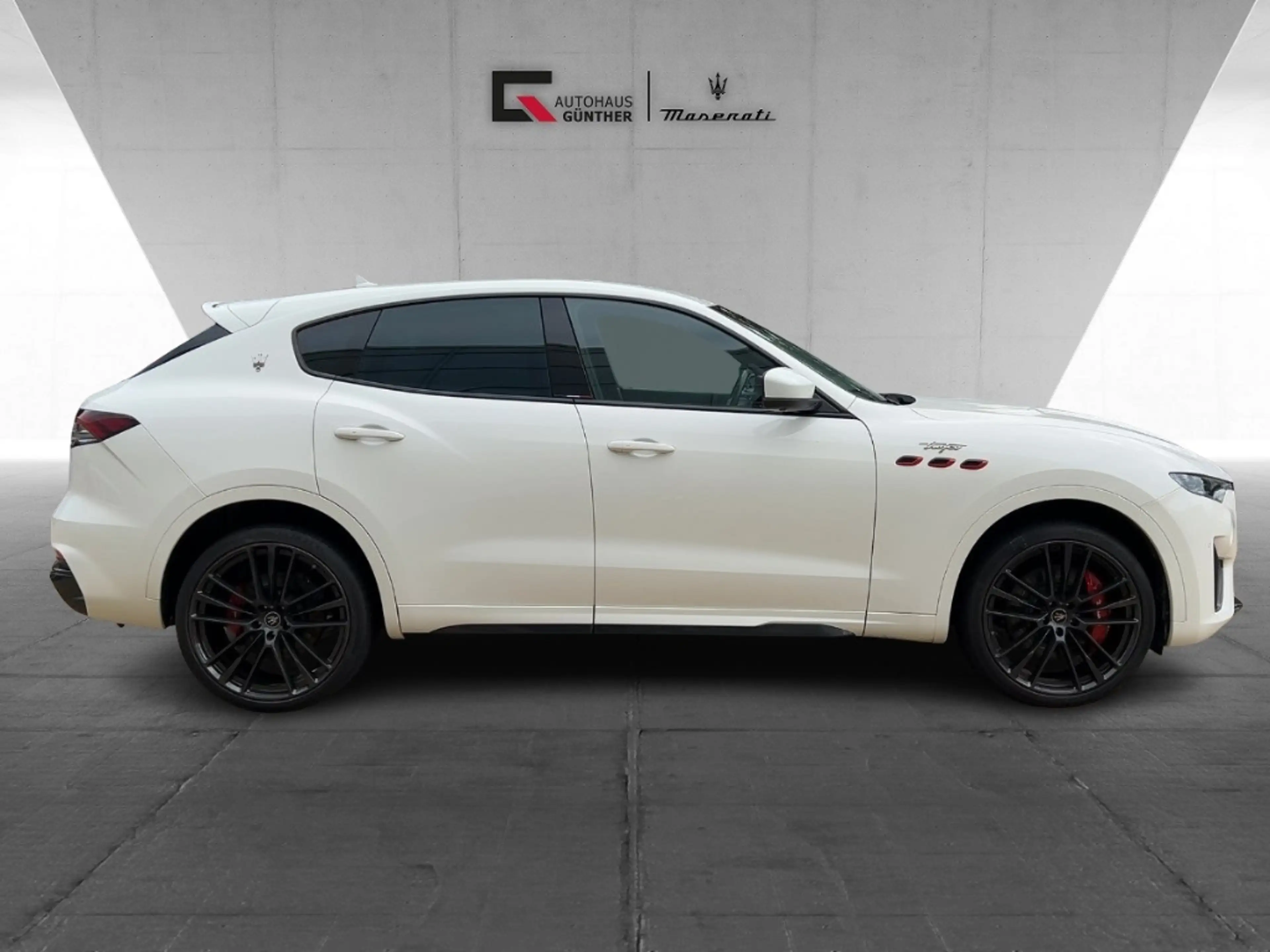 Maserati Levante Trofeo MY23 V8 581 HP Bowers 22'' Pano Carbon — photo 5