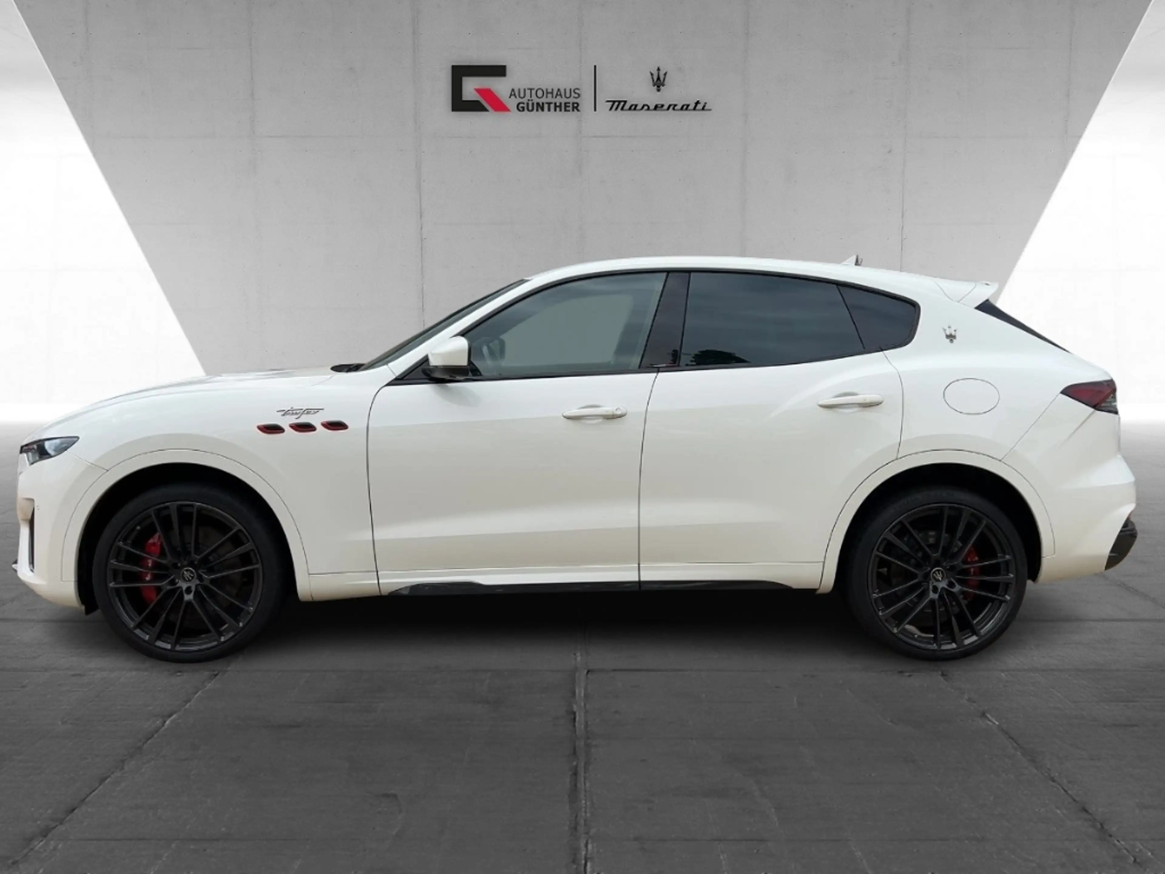 Maserati Levante Trofeo MY23 V8 581 HP Bowers 22'' Pano Carbon — photo 2