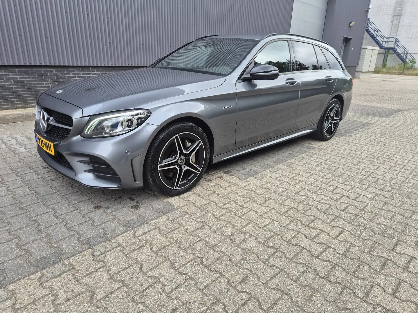 Mercedes-Benz C 300 e AMG 320pk 9G-TRONIC, Trekhaak MOET NU WEG Grijs - 1
