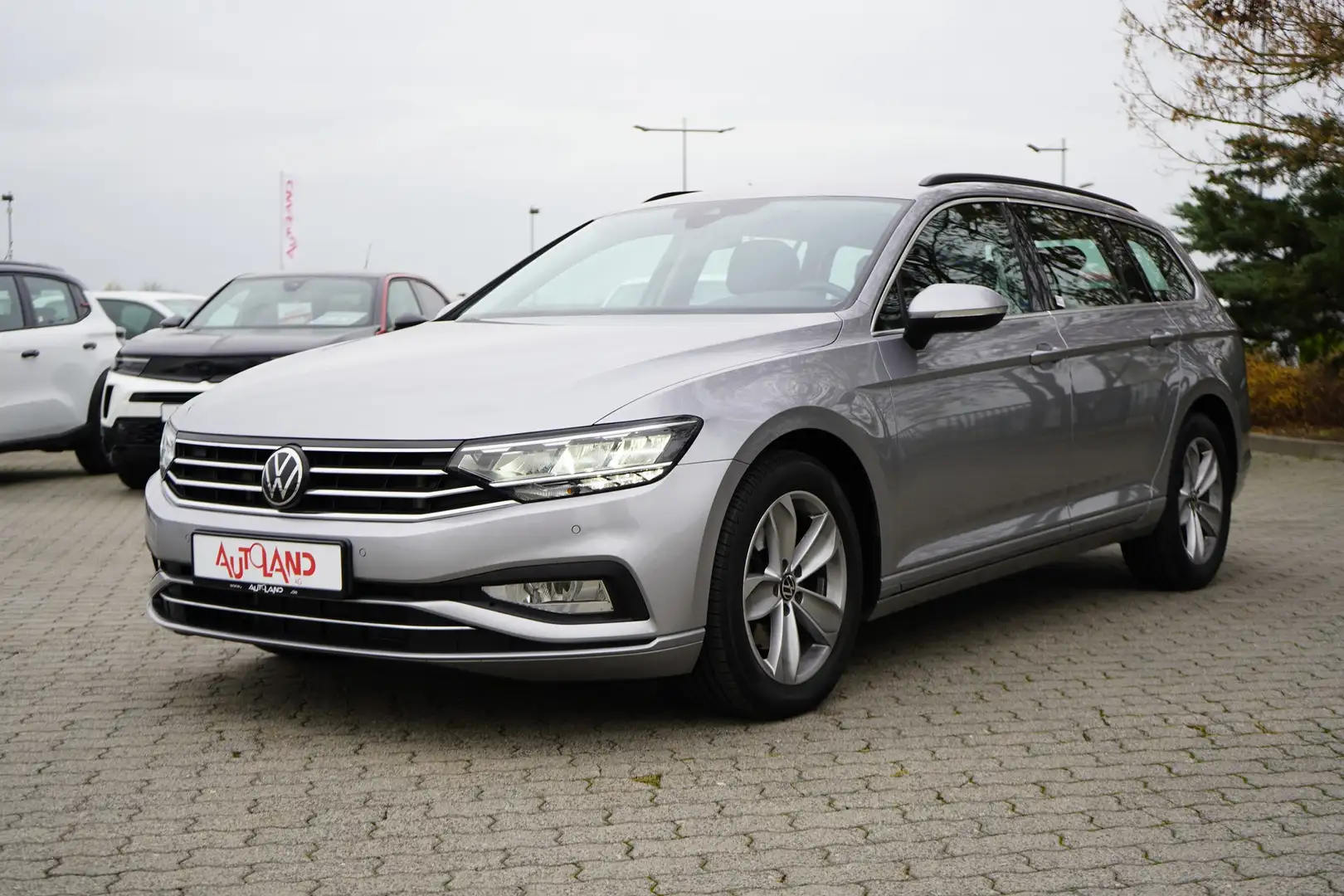 Volkswagen Passat Variant 2.0 TDI Business DSG LED Navi ACC Silber - 2