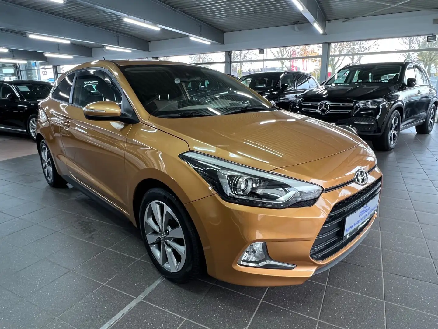 Hyundai i20 1.4 CRDI Coupe Trend PLUS PAKET Orange - 2