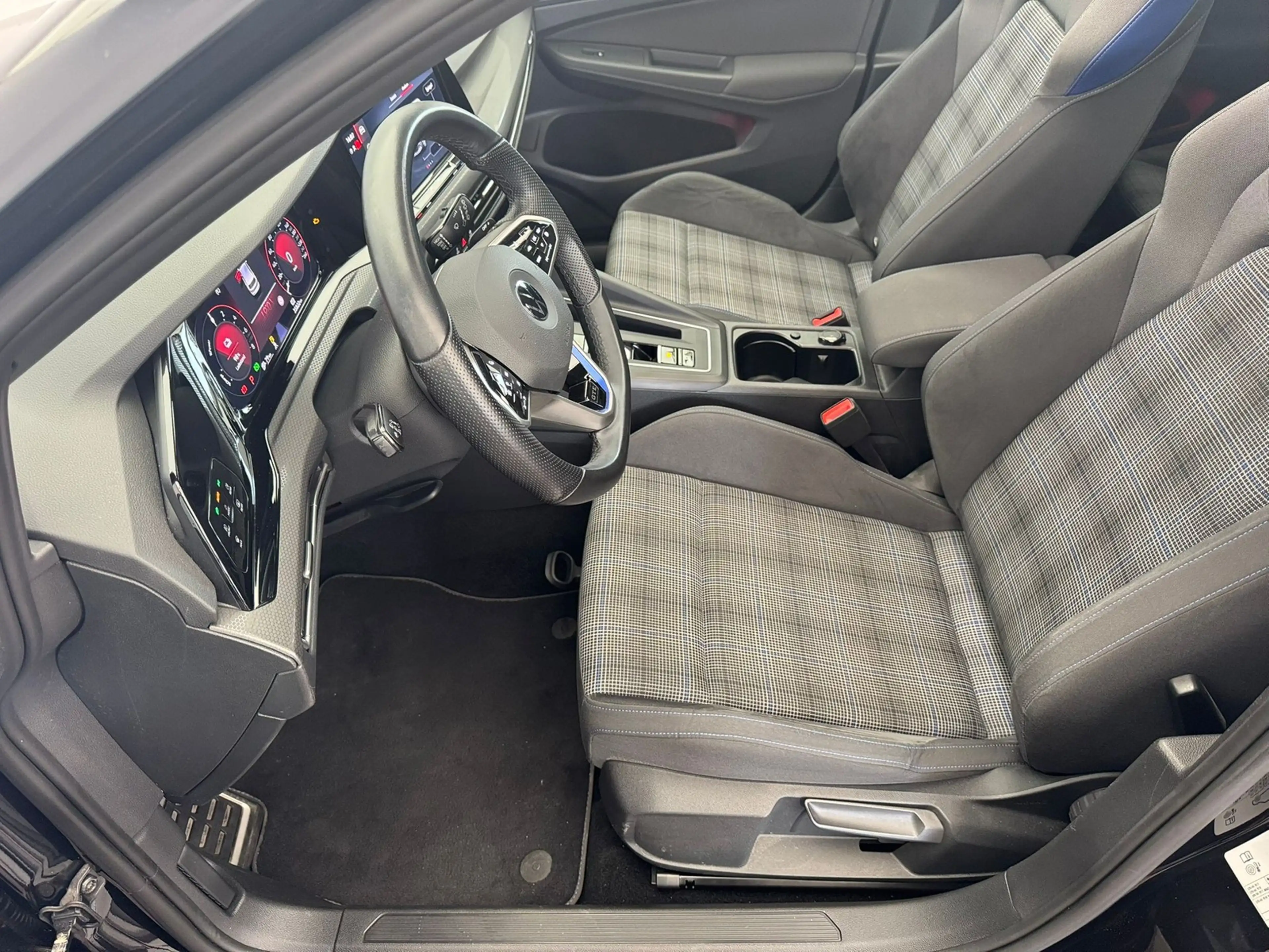 Volkswagen Golf VIII GTE 1.4l eHybrid DSG+AHK+PANO+KAMERA+ACC — photo 27