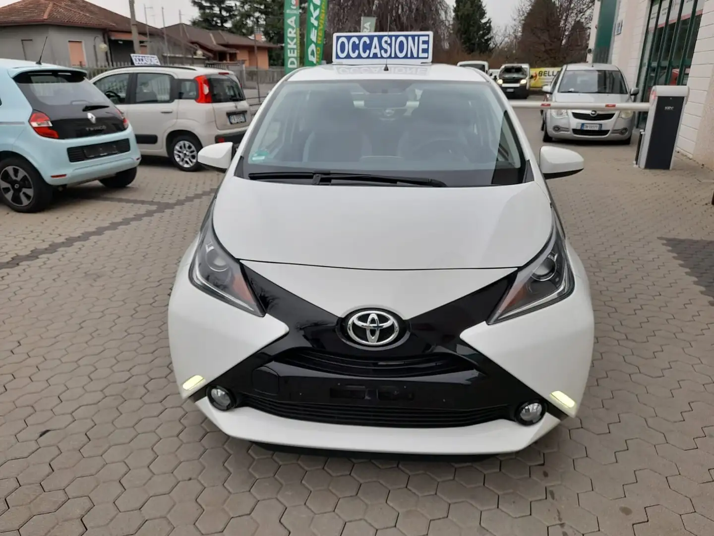 Toyota Aygo 1.0 VVT-i 69 CV 5 porte x-play TSS MMT Bianco - 2