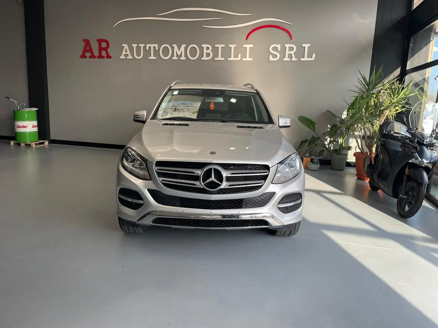 Mercedes-Benz GLE 400 4 MATIC SPORT Stříbrná - 2