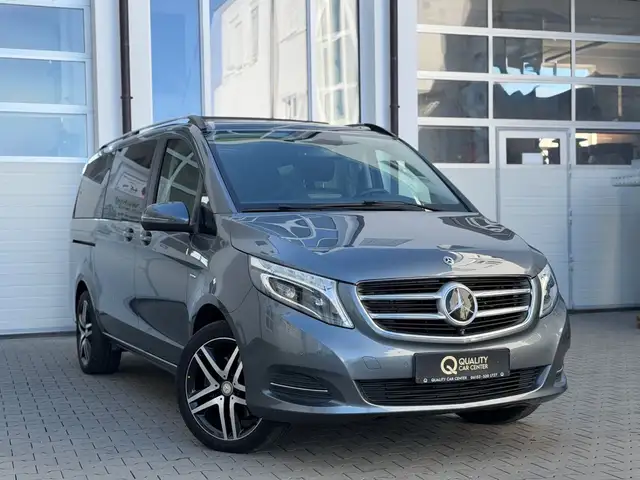 Mercedes-Benz 220